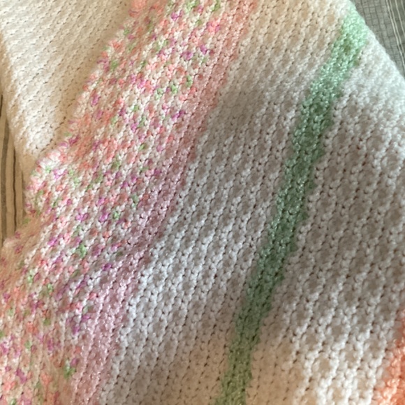PINK & WHITE LIGHT COLORED HANDKNITTED TEXTURED COTTON MIX BABY BLANKET - Picture 4 of 8